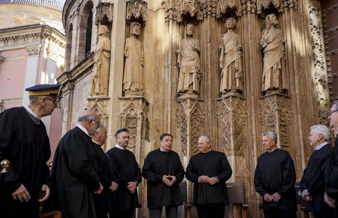 El presidente del Tribunal de las Aguas, José Alfonso Soria (3d), y  el ministro de Agricultura, Pesca y Alimentación, Luis Planas (c), en el acto en el que recibe el blusón del Tribunal de las Aguas y firma el libro de Oro