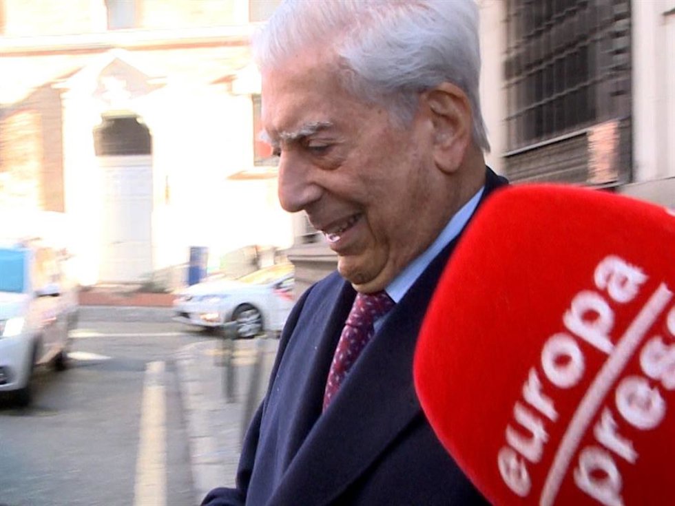 MARIO VARGAS LLOSA SALE DE SU DOMICILIO