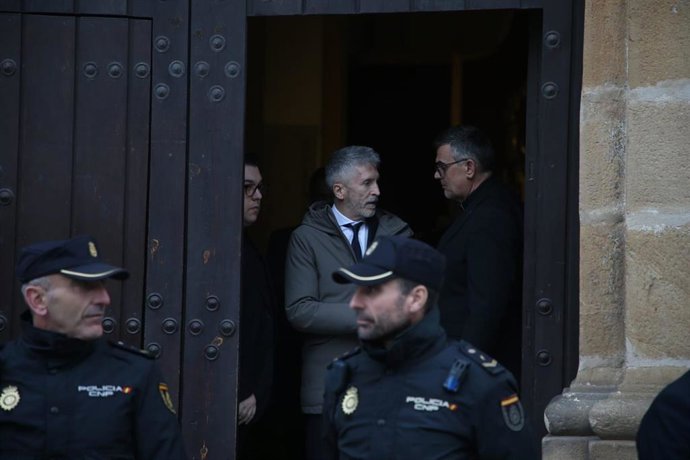 Marlaska en la Iglesia de La Palma con el párroco.