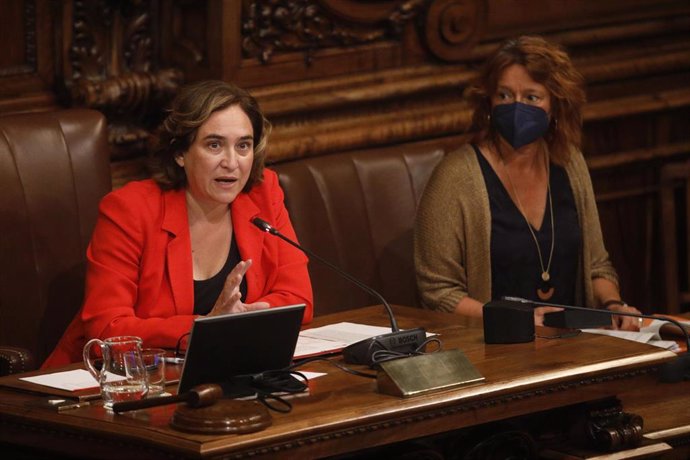 Archivo - La alcaldesa de Barcelona, Ada Colau (i), y la tercera teniente de alcalde, Laia Bonet (d), en un pleno extraordinario telemático del Consistorio, a 15 de septiembre de 2021, en Barcelona, Catalunya (España). 