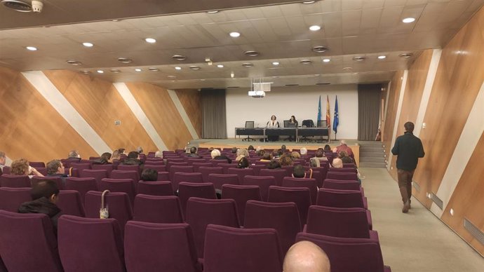 Melania Álvarez, al fondo