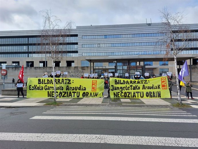 El sindicato LAB se ha movilizado este jueves ante la sede del Gobierno Vasco, en Vitoria-Gasteiz,