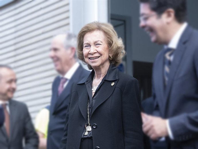 La Reina Emérita Doña Sofía durante una visita al Banco de Alimentos de Tenerife y al de Los Llanos de Aridane (La Palma), a 26 de enero de 2023, en Santa Cruz de Tenerife.