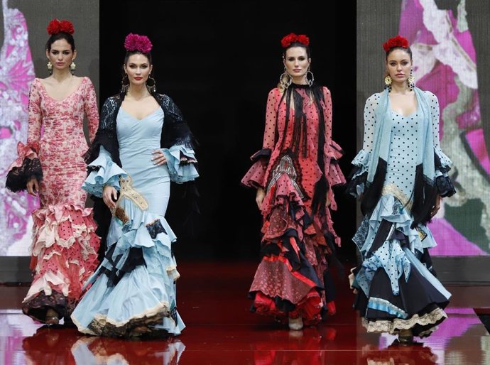 Archivo - Un desfile de moda flamenca en la pasada edición de Simof.