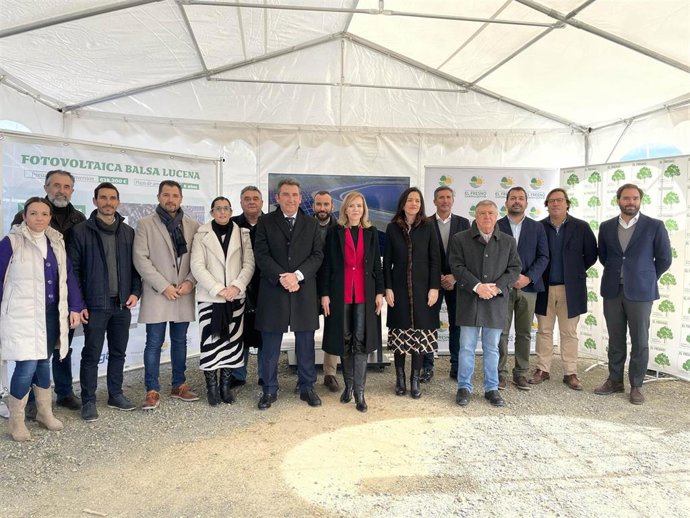La Comunidad de Regantes El Fresno ha inaugurado este jueves una nueva planta fotovoltaica, ubicada en la localidad de Lucena del Puerto (Huelva).