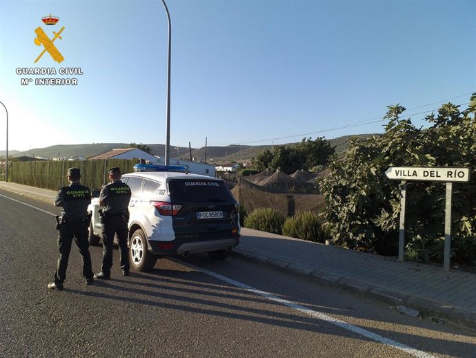 Una patrulla de la Guardia Civil en Villa del Río.