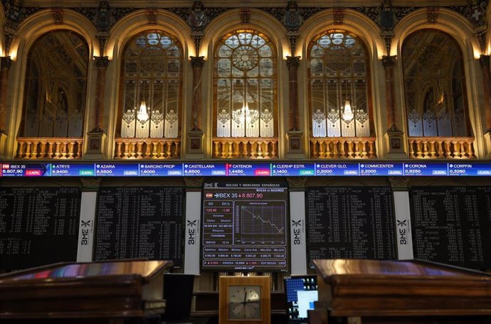 Un panel del Ibex 35 en el Palacio de la Bolsa, a 19 de enero de 2023, en Madrid (España). El Ibex 35 cotizaba en la media sesión con una caída del 1,44% y todos sus valores en rojo, lo que le llevaba a situarse en los 8.804,8 enteros, en una jornada en