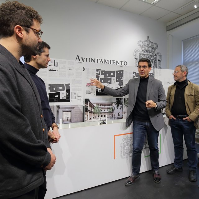 El alcalde de Granada, Francisco Cuenca, interviene en presencia del concejal de Urbanismo, Miguel Ángel Fernández Madrid, a su izquierda, y los autores del proyecto 'La Reconquista'