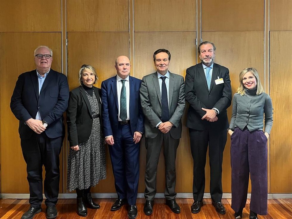 Archivo - De i a d: Dir. Gen. Indust. Y Pyme, Galo Gutiérrez, Dir. Rel. Inst. E Innovac. De Sernauto, M Luisa Soria; comisionado del Perte VEC, José M López; Sec. Gener. Indust. Y Pyme; Francisco Blanco;  dir. Gen. De Sernauto, José Portilla; Cecilia 