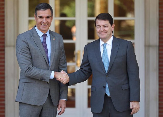 Archivo - El presidente del Gobierno, Pedro Sánchez (i), recibe al presidente de la Junta de Castilla y León, Alfonso Fernández Mañueco (d), en el Palacio de La Moncloa, a 28 de julio de 2022, en Madrid (España). 