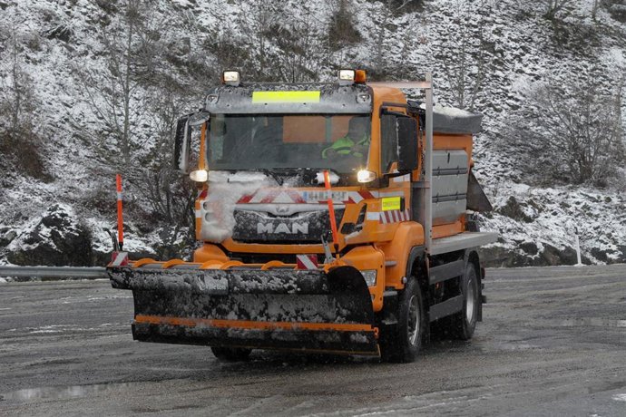 Una máquina quitanieves trabaja en una carretera, a 26 de enero de 2023, en Doncos, As Nogais, Lugo, Galicia (España). 