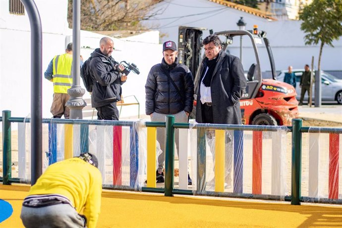 El alcalde de Huelva, Gabriel Cruz, durante la visita a las obras del nuevo espacio vecinal de la barriada de La Navidad.