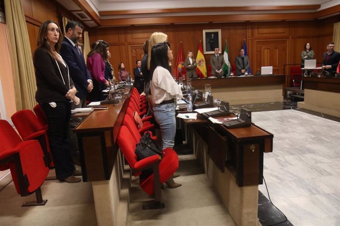 Minuto de silencio en el Pleno del Ayuntamiento de Córdoba por el sacristán de la Iglesia de Nuestra Señora de La Palma en Algeciras (Cádiz), Diego Valencia, asesinado por un joven de 25 años.