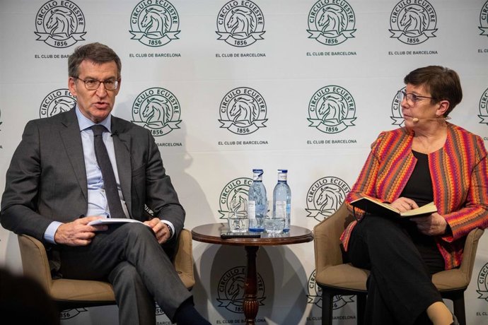 El presidente del Partido Popular, Alberto Núñez Feijóo, y la periodista Carmen del Riego, durante un coloquio, a 26 de enero de 2023, en Barcelona, Cataluña (España). Feijóo ha explicado hoy su proyecto en un encuentro organizado por el Círculo Ecuestr