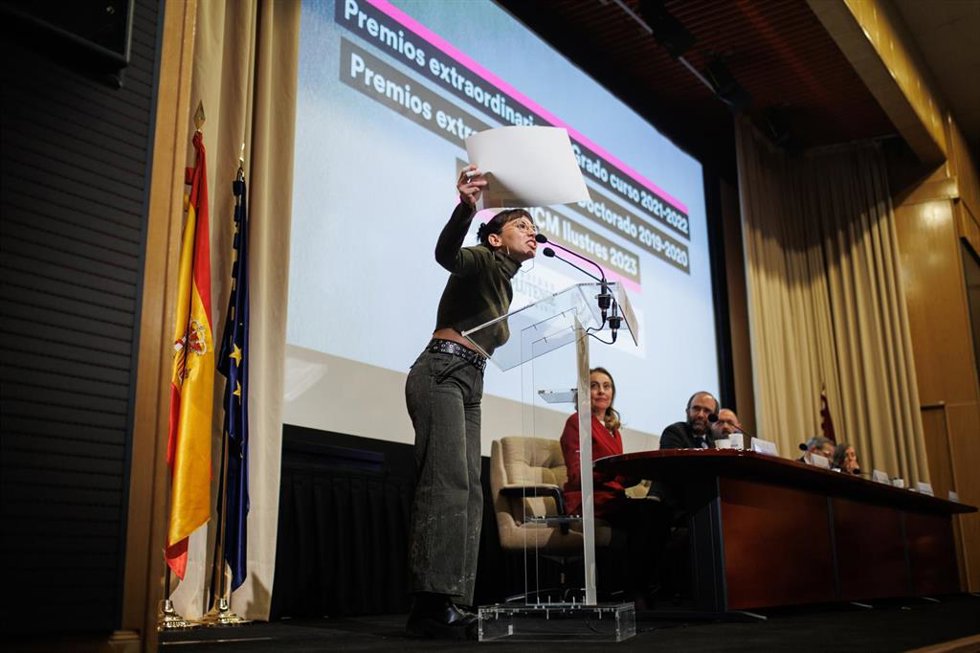La alumna Elisa Lozano Triviño interviene tras recibir una distinción por ser la alumna con mayor nota de su promoción   