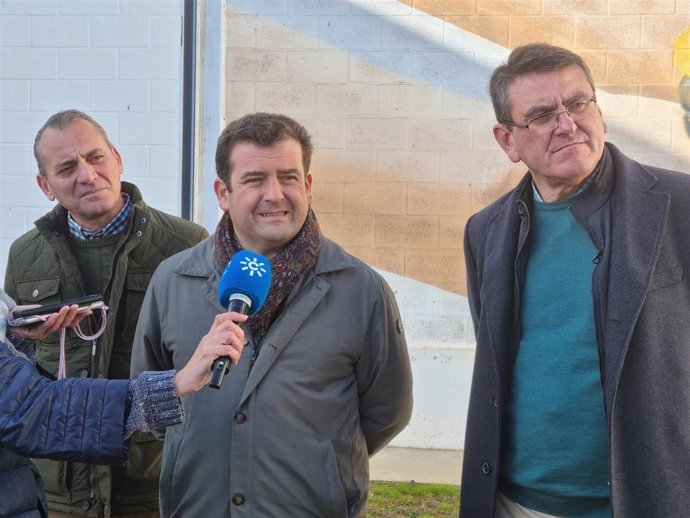 El portavoz de Vox en la Comisión de Agricultura, Pesca y Alimentación, Ricardo Chamorro, en su visita a una cooperativa hortofrutícola en Lucena del Puerto (Huelva).