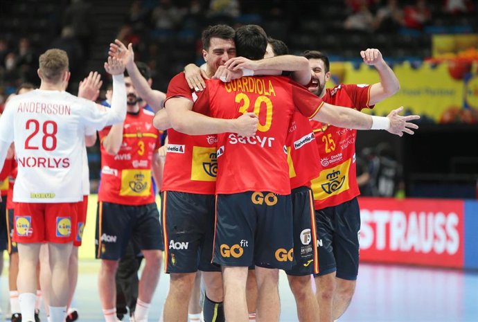 Archivo - Los jugadores de la selección española celebran su victoria ante Dinamarca en las semifinales del Europeo de Balonmano de 2022