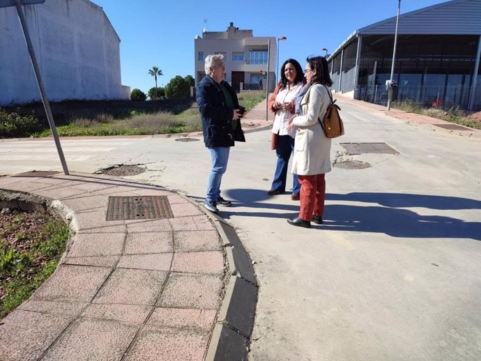 La alcaldesa de Montoro, Lola Amo, en una visita al polígono residencial PPR-2.