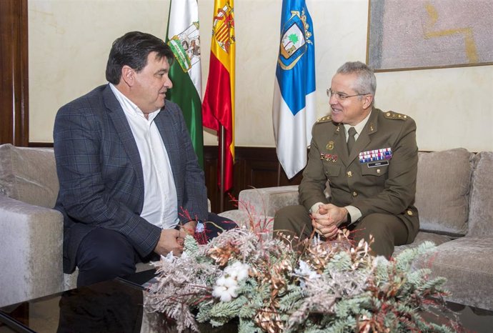 Jaime Vidal, coronel jefe y comandante militar de Huelva y Sevilla, con el alcalde de Huelva, Gabriel Cruz.