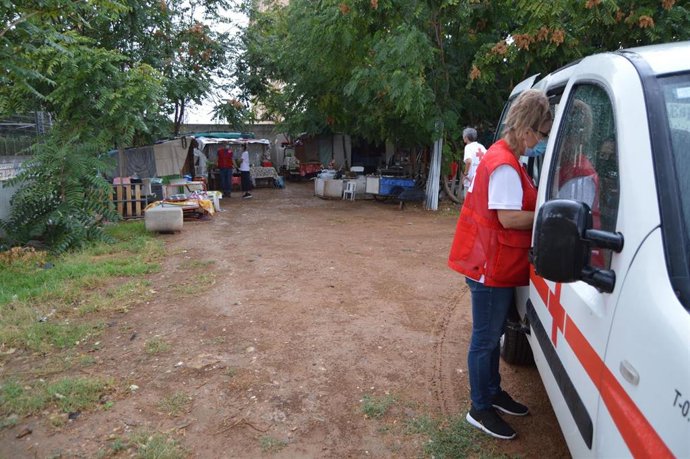 Voluntarios de Cruz Roja visitan un asentamiento.