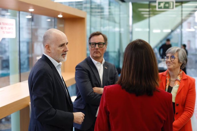 El director general de Barcelona Activa, Félix Ortega, se reúne con algunos de los mentores del programa Barcelona Mentoring Programme