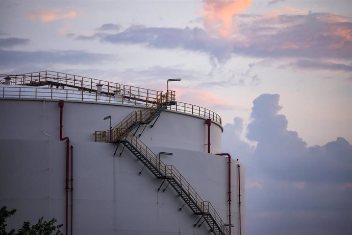 Archivo - Tanque de almacenamiento de petróleo, en Sajonia.