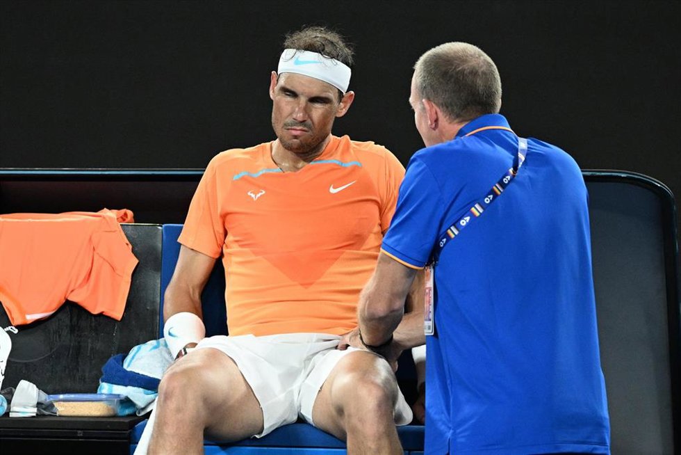 El tenista español Rafa Nadal recibe tratamiento tras lesionarse en el Abierto de Australia 2023