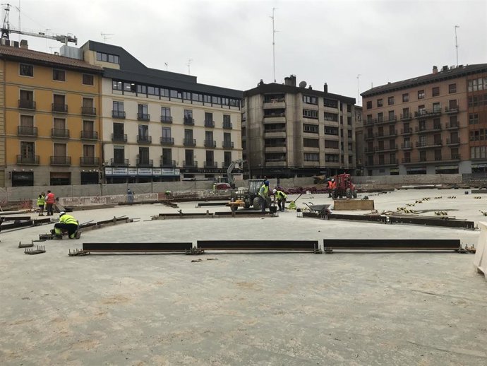 Archivo - Plaza Salamero en obras con los soportes donde se colocarán los maceteros