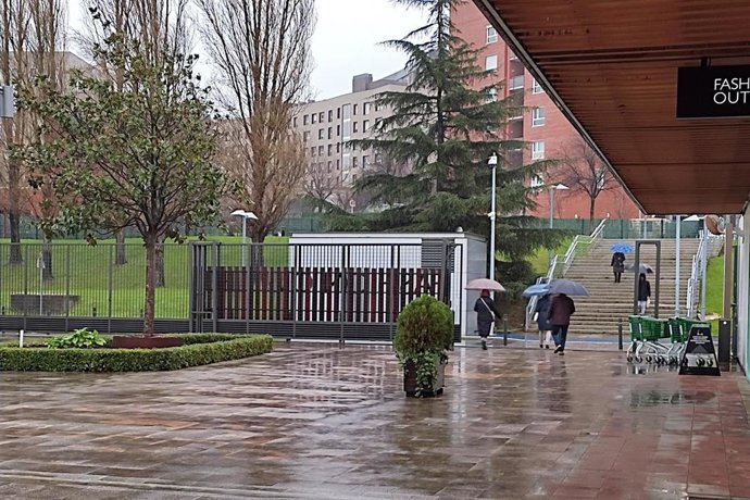 Varias personas pasean bajo la lluvia en Barakaldo (Bizkaia)