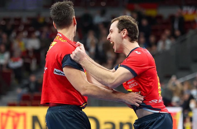 Kauldi Odriozola abraza a Adri Figueras durante el España-Noruega del Mundial de Balonmano 2023  