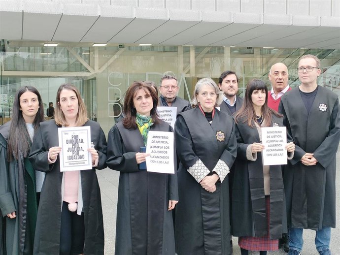 Letrados de la Administración de Justicia, concentrados a las puertas de la Ciudad de la Justicia de Vigo.