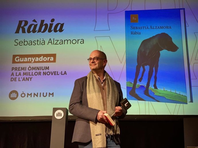 El escritor mallorquín Sebasti Alzamora recibe el Premi mnium a la Mejor Novela de 2022 por su novela 'Rbia'