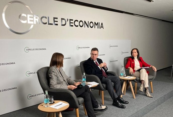 El presidente de Enagás, Antonio Llardén, y la presidenta de Redeia, Beatriz Corredor.