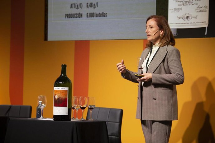 Mireia Torres durante la cata por los 60 años de la bodega Jean Leon.