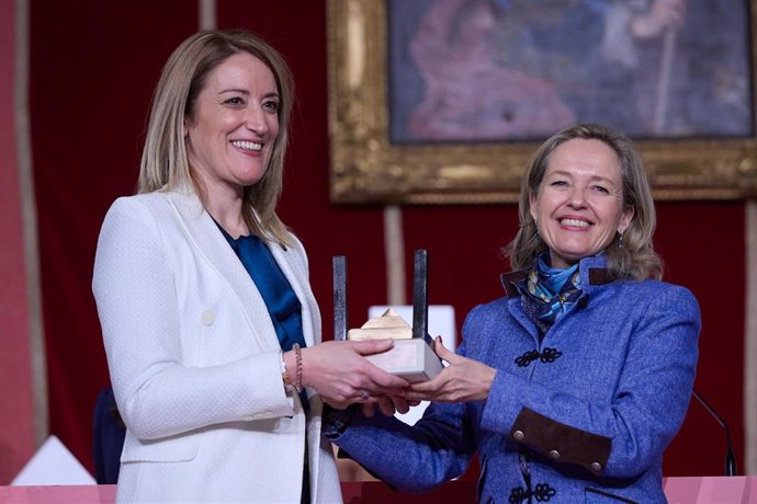 La presidenta del Parlamento Europeo, Roberta Metsola (i), recibe de manos de la vicepresidenta primera y ministra de Asuntos Económicos y Transformación Digital, Nadia Calviño (d), el Premio Mujer del Año en la Real Academia de Bellas Artes de San Fern