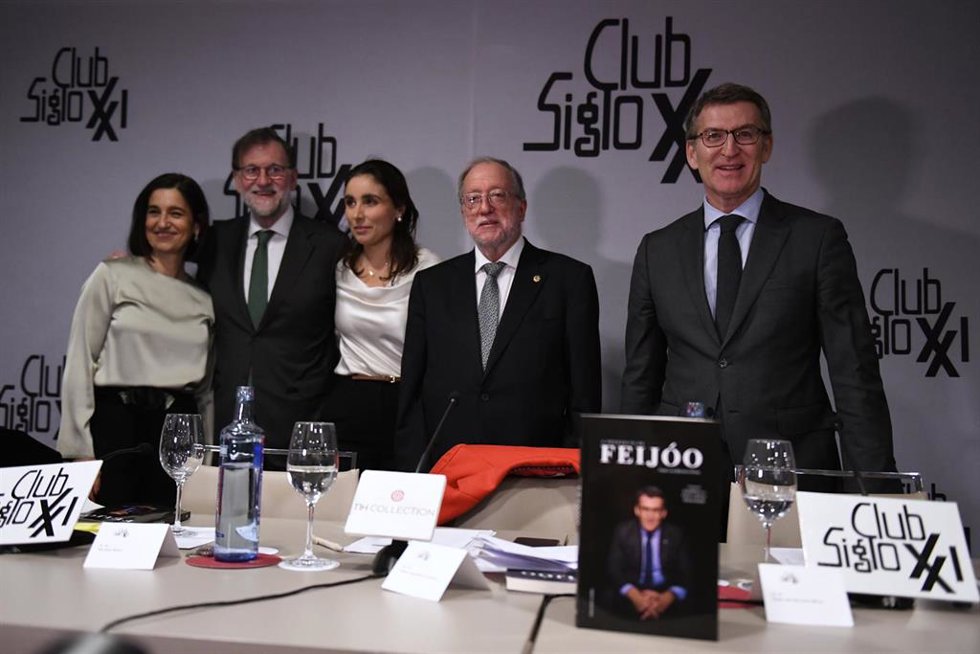 El líder del PP, Alberto Núñez Feijóo (d), el expresiente del Gobierno, Mariano Rajoy (2i) y el exvicepresidente de la Xunta de Galicia, Xosé Luis Barreiro Rivas (2d), en la presentación del libro de Xosé Luis Barreiro Rivas
