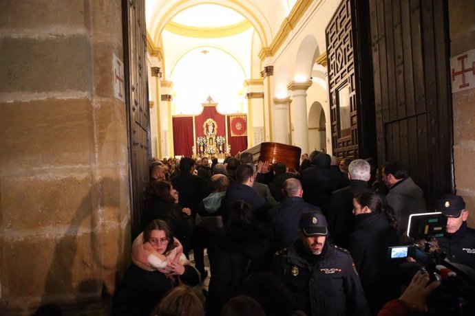 El féretro del sacristán asesinado en Algeciras entrando en la Iglesia de La Palma.