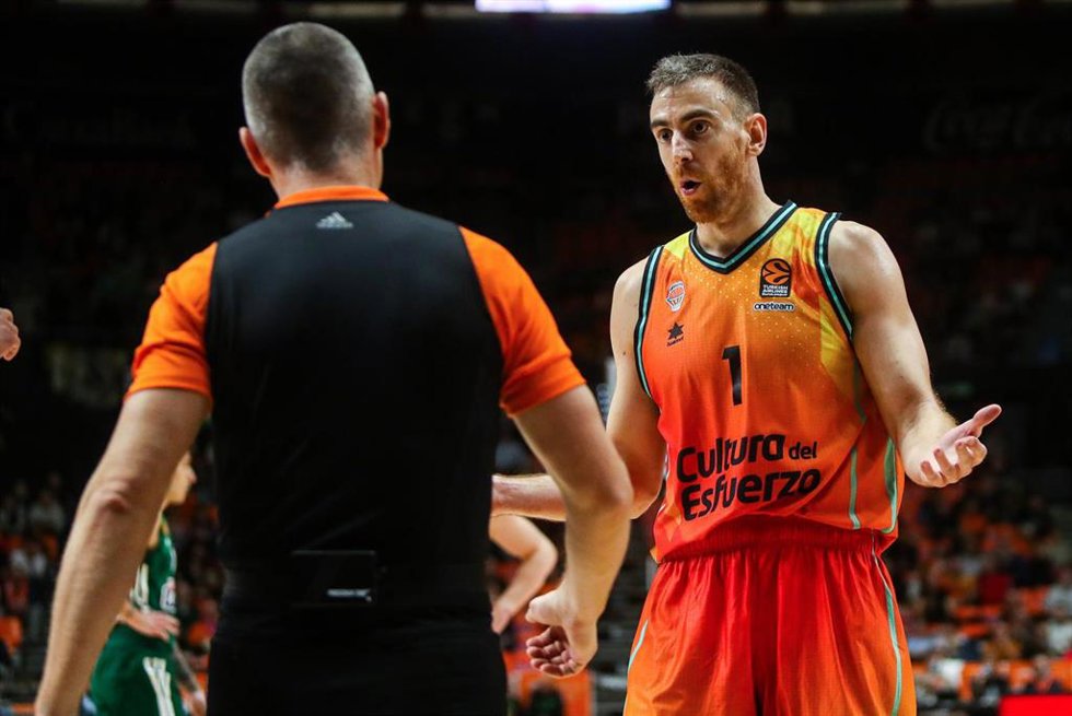 Archivo - Víctor Claver durante un partido del Valencia Basket