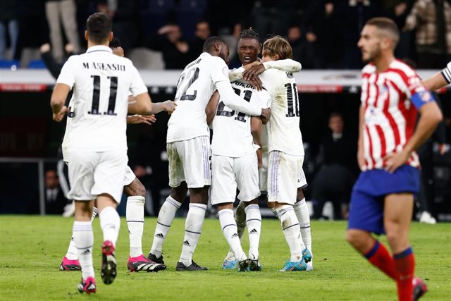 Los jugadores del Real Madrid celebran el gol de Rodrygo Goes