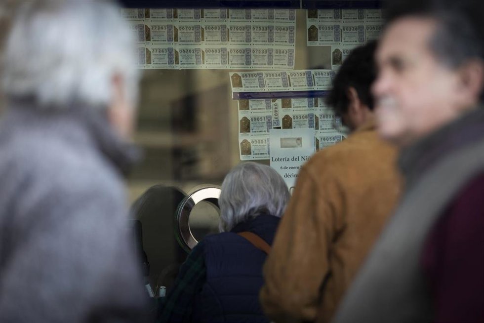 Varias personas hacen cola para comprar lotería para el Sorteo Extraordinario del Niño. 
