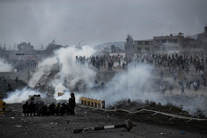 19 January 2023, Peru, Arequipa: Anti-government protesters battle security forces outside Alfredo Rodriguez Ballon Airport during a protest demanding immediate elections, the resignation of President Boluarte, the release of ousted President Castillo, 