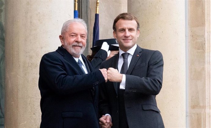 El presidente de Brasil, Luiz Inácio Lula da Silva (I) y el presidente de Francia, Emmanuel Macron (d)