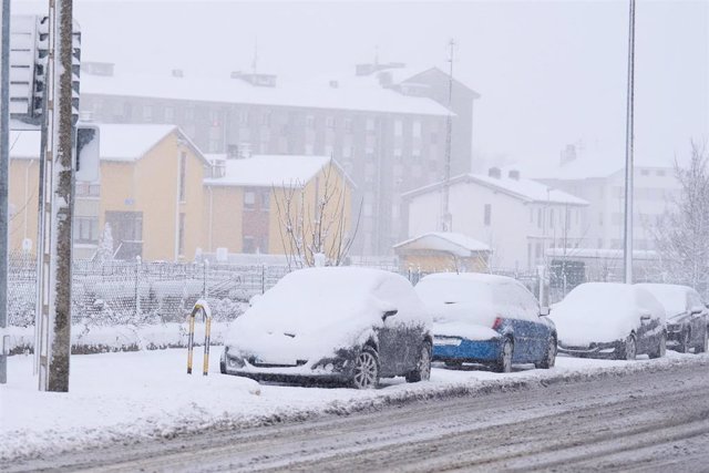Varios coches cubiertos de nieve en Cantabria.