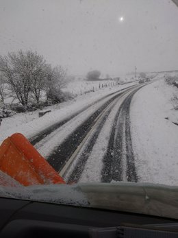 Archivo - Carretera de Segovia afectada por nieve. 