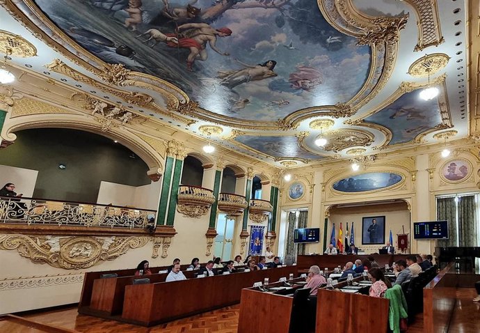 Archivo - Salón de Plenos de la Diputación de Badajoz.