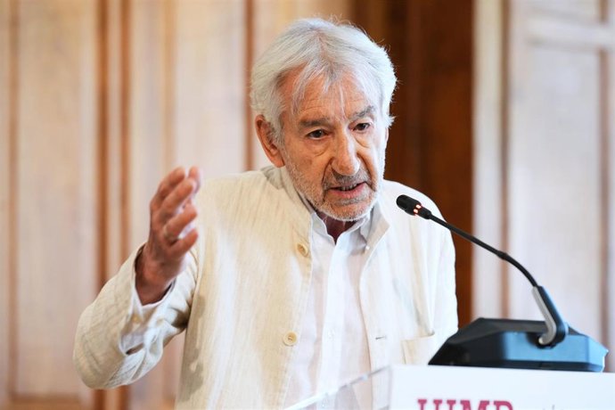 Archivo - El actor José Sacristán en el acto donde ha recibido el Premio UIMP a la Cinematografía otorgado por la Universidad Menéndez Pelayo (UIMP)