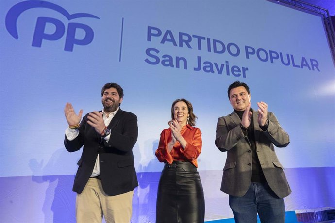 La secretaria general del PP, Cuca Gamarra; el presidente de ese partido en la Región de Murcia, Fernando López Miras, y el candidato 'popular' a la Alcaldía de San Javier, José Miguel Luengo