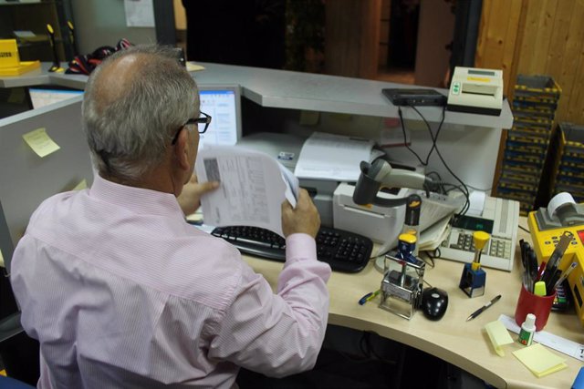 Archivo - FUNCIONARIO, OFICINA, TRABAJADOR, 