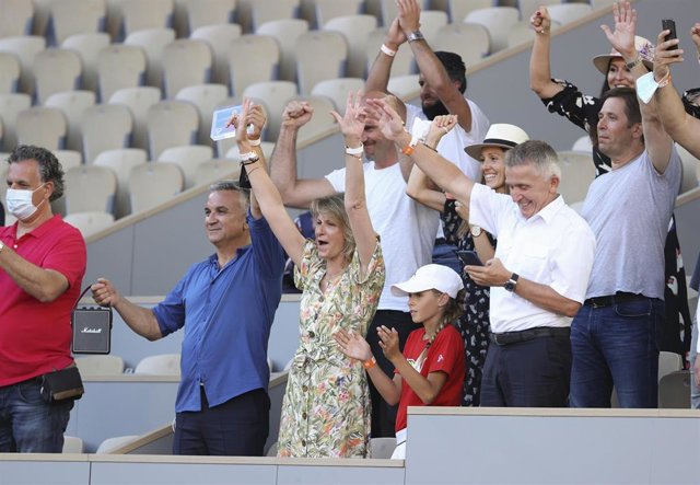 Archivo - Los padres de Novak Djokovic (Srdjan Djokovic y Dijana Djokovic) con familiares y amigos celebran una victoria del tenista serbio