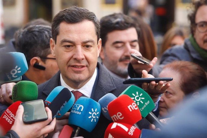 El presidente de la Junta de Andalucía, Juanma Moreno, atiende a los medios en Málaga.